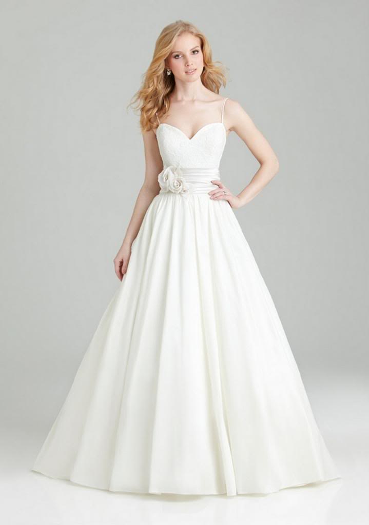 Jauka kāzu kleita ar plānām plecu lencēm